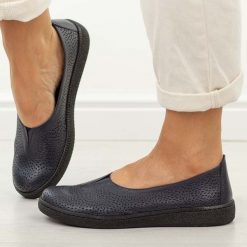 Granatowe skórzane Polskie półbuty damskie Gregors 1189. Niebieskie półbuty damskie GREGORS, na jesień, bez wzorów, z jeansu, casualowe, z okrągłym noskiem, bez obcasa, na płaskiej podeszwie, bez zapięcia. Za 379.00 zł.