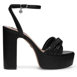 Sandały Nine West. Czarne sandały damskie Nine West, bez wzorów, bez obcasa, na słupku, bez zapięcia. Za 179.99 zł.