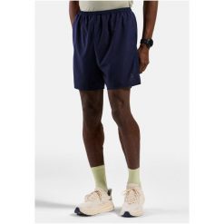 Spodenki męskie Odlo ESSENTIAL 6 INCH Short. Niebieskie krótkie spodenki sportowe męskie Odlo, m, bez wzorów, trekkingowe. W wyprzedaży za 179.99 zł.