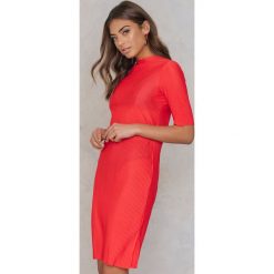 NA-KD Party Plisowana sukienka z surowym wykończeniem - Red. Sukienki damskie marki NA-KD Party. Za 141.95 zł.