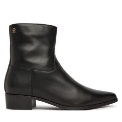Botki Tommy Hilfiger. Czarne botki damskie Tommy Hilfiger, bez obcasa, na płaskiej podeszwie, bez zapięcia. Za 699.99 zł.
