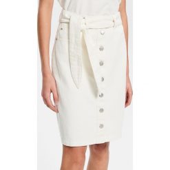 Biała jeansowa spódnica - Kremowy. Spódnice damskie marki Reserved. Za 139.99 zł.