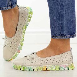 Beżowe ażurowe skórzane półbuty damskie S.Barski 5970. Brązowe półbuty damskie S.BARSKI, na jesień, w ażurowe wzory, z jeansu, casualowe, z okrągłym noskiem, bez obcasa, na płaskiej podeszwie, bez zapięcia. Za 219.00 zł.