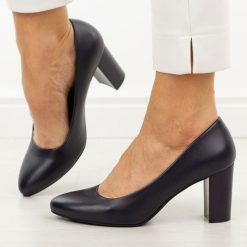 Granatowe czółenka damskie na słupku Sergio Leone Pb131. Niebieskie czółenka damskie Sergio Leone, bez wzorów, ze skóry, eleganckie, bez obcasa, na słupku, bez zapięcia. Za 169.00 zł.