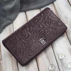 Portfel damski skórzany burgundowy w orientacji poziomej RFID Paolo Peruzzi AL-13-BGD. Czerwone portfele damskie Paolo Peruzzi, bez wzorów, ze skóry. Za 89.00 zł.