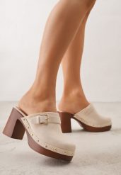 Beżowe Klapki na Słupku w Stylu Chodaków z Klamrami i Nitami Semelaia. Brązowe klapki damskie Renee, z aplikacjami, boho, bez obcasa, na obcasie. Za 149.99 zł.