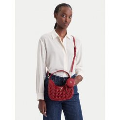 Torebka Guess. Czerwone torebki do ręki damskie Guess, z aplikacjami, klasyczne, bez dodatków. Za 284.99 zł.