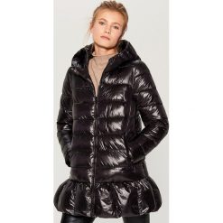 Pikowana kurtka z falbaną - Czarny. Czarne kurtki damskie Mohito. Za 219.99 zł.