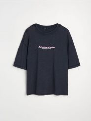Bawełniana koszulka z nadrukiem na plecach - granatowy. Niebieskie t-shirty damskie Sinsay, l, bez wzorów, z bawełny, bez kołnierzyka. Za 29.99 zł.