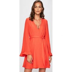 Glamorous - Sukienka. Brązowe sukienki damskie Glamorous, s, bez wzorów, z materiału, casualowe, bez kołnierzyka, bez ramiączek. W wyprzedaży za 169.90 zł.