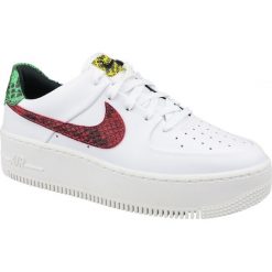 Białe Buty Nike Air Force 1 W Sage Lo Premium W BV1979-100. Białe obuwie sportowe damskie Nike, bez wzorów, z materiału, Nike Air Force. W wyprzedaży za 539.00 zł.