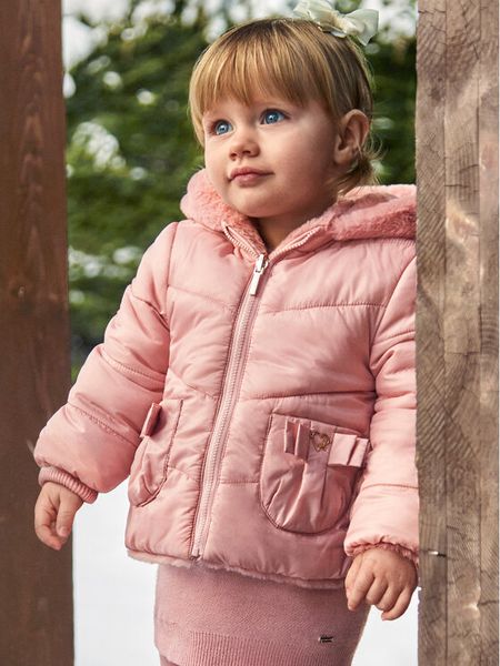 Mayoral Kurtka zimowa 2480 Różowy Regular Fit. Czerwone buty zimowe dziewczęce Mayoral, bez wzorów, z syntetyku, bez zapięcia. Za 159.99 zł.