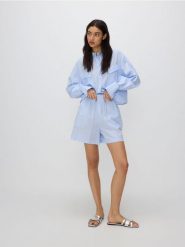 Bawełniane szorty z aplikacjami - jasnoniebieski. Niebieskie szorty damskie Reserved, l, z aplikacjami, z bawełny. W wyprzedaży za 49.99 zł.