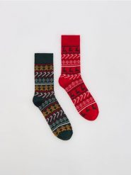 Skarpety ze świątecznym motywem - ciemnozielony. Zielone skarpety męskie Reserved, bez wzorów. Za 29.99 zł.