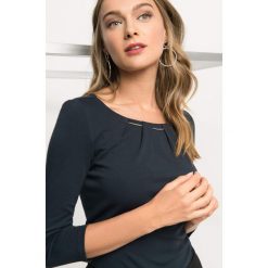 Koszulka z zakładkami. Białe bluzki damskie Orsay, z dzianiny, z okrągłym kołnierzem. Za 69.99 zł.