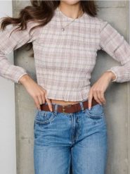 Koszulowa bluzka z marszczeniem - wielobarwny. Bluzki damskie Sinsay, l, bez wzorów, bez kołnierzyka, bez ramiączek. Za 49.99 zł.