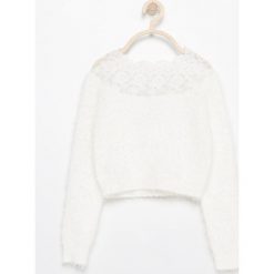 Biały sweter z koronką - Biały. Swetry dla dziewczynek Reserved, z koronki. W wyprzedaży za 29.99 zł.
