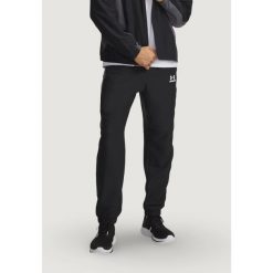 Spodnie Mężczyzna UNDER ARMOUR UA TECH SPORT PANT. Czarne spodnie sportowe męskie Under Armour, m, bez wzorów, na fitness i siłownię. Za 391.80 zł.