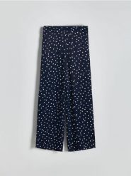 Szerokie spodnie z wiskozy - granatowy. Niebieskie spodnie materiałowe damskie Reserved, l, bez wzorów, z wiskozy. W wyprzedaży za 39.99 zł.