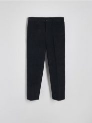 Spodnie chino regular fit - czarny. Czarne spodnie materiałowe męskie Reserved, bez wzorów, z bawełny. W wyprzedaży za 49.99 zł.
