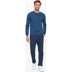 SPODNIE MĘSKIE TYPU BASIC Z PIĘCIOMA KIESZENIAMI O REGULARNYM KROJU. Spodnie materiałowe męskie marki TOP SECRET. W wyprzedaży za 39.99 zł.