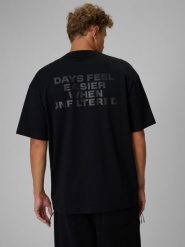 4F Regular Size: T-shirt loose z nadrukiem 4F | Tomasz Fornal - czarny S. Czarne t-shirty męskie 4f, m, z aplikacjami, z bawełny, klasyczne, bez kołnierzyka. Za 99.99 zł.