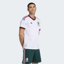 Koszulka wyjazdowa Meksyk 26 Authentic. Białe koszulki sportowe męskie Adidas, bez wzorów, bez kołnierzyka, bez ramiączek, do piłki nożnej, climacool (adidas). Za 649.00 zł.