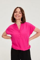 Koszula z wiskozy fuksjowa. Koszule damskie MOODO, bez wzorów, z wiskozy, bez kołnierzyka, bez ramiączek. Za 79.99 zł.