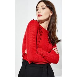 Sweter z falbanami. Swetry damskie MOODO, s, bez wzorów, bez kołnierzyka, bez ramiączek, bez kaptura. Za 29.99 zł.