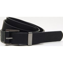 Pasek z metalową klamrą - Czarny. Czarne paski damskie Cropp, bez wzorów. Za 39.99 zł.