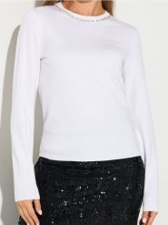 Prążkowany sweter z ozdobnymi cyrkoniami - kremowy. Białe swetry damskie Sinsay, l, bez wzorów, prążkowane, bez kołnierzyka, bez ramiączek, bez kaptura. Za 49.99 zł.