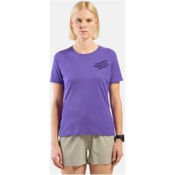 Koszulka damska Odlo ESSENTIAL PRINT T-shirt crew neck s/s. Fioletowe koszulki sportowe damskie Odlo, l, bez wzorów, z materiału, bez kołnierzyka, bez ramiączek, do biegania. Za 199.99 zł.