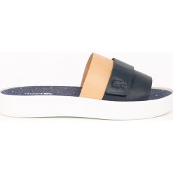 Lacoste - Klapki. Niebieskie klapki damskie Lacoste, bez wzorów, z materiału, bez obcasa, na obcasie, bez zapięcia. W wyprzedaży za 199.90 zł.