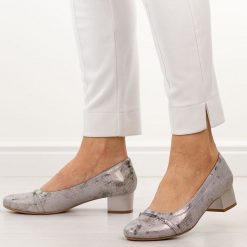 Srebrne czółenka damskie na obcasie M.Daszyński Sa210-12. Szare czółenka damskie M.Daszyński, z aplikacjami, ze skóry, biznesowe, z okrągłym noskiem, bez obcasa, na obcasie, bez zapięcia. Za 179.00 zł.