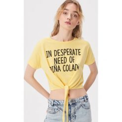 Wiązany t-shirt ze sloganem - Żółty. Żółte t-shirty damskie Sinsay, l, bez wzorów, bez kołnierzyka. W wyprzedaży za 7.99 zł.