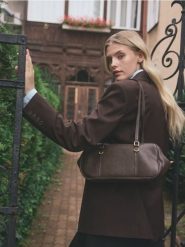 Torebka na ramię - brązowy. Brązowe torby na ramię damskie Reserved, bez wzorów, ze skóry, bez dodatków. Za 139.99 zł.