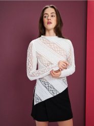 Asymetryczna koronkowa bluzka z długim rękawem - kremowy. Białe bluzki damskie Sinsay, l, bez wzorów, z koronki, z asymetrycznym kołnierzem, bez ramiączek. Za 35.99 zł.