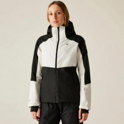 Damska kurtka narciarska Dare 2B Flurry II. Białe kurtki snowboardowe damskie Dare 2b, bez wzorów, z gumy, długie, z kapturem, narciarskie. Za 438.00 zł.