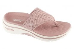 Japonki damskie, Go Walk Arch Fit 2.0 Sandal - Carrie. Czerwone klapki damskie Skechers, bez wzorów, z materiału, sportowe, bez obcasa. Za 249.99 zł.