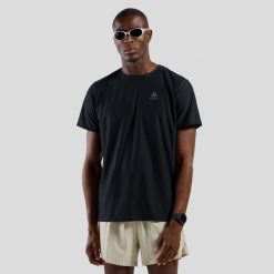T-shirt Odlo ZEROWEIGHT Chill-Tec col rond manches courtes. Czarne koszulki sportowe męskie Odlo, l, bez wzorów, z poliesteru, bez kołnierzyka. Za 269.99 zł.