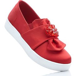 Buty wsuwane bonprix truskawkowy. Czerwone obuwie sportowe damskie bonprix, z aplikacjami. Za 79.99 zł.
