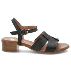 Czarne Sandały Armodo Eleganckie Obuwie Damskie. Czarne klapki damskie Armodo, bez wzorów, ze skóry, bez obcasa, na obcasie, bez zapięcia. Za 299.00 zł.