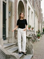 Swetrowa bluzka z wiskozą - czarny. Czarne bluzki damskie Sinsay, l, bez wzorów, z wiskozy, bez kołnierzyka, bez ramiączek. Za 42.99 zł.