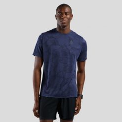 Koszulka męska Odlo ZEROWEIGHT ENGINEERED CHILL-TEC T-shirt crew neck s/s. Niebieskie koszulki sportowe męskie Odlo, m, bez wzorów, bez kołnierzyka, bez ramiączek, do biegania. Za 255.00 zł.