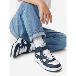 Sneakersy Reebok. Niebieskie trampki i tenisówki chłopięce Reebok, bez wzorów, bez zapięcia. Za 159.99 zł.