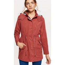 Lekka parka z kapturem - Różowy. Parki damskie Cropp. W wyprzedaży za 59.99 zł.