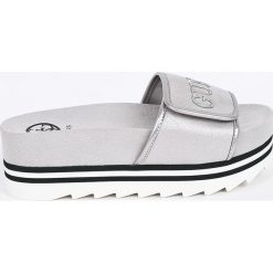 Guess Jeans - Klapki/sandały FLHLI2.FAM19.SILVE. Klapki damskie marki Guess Jeans. W wyprzedaży za 359.90 zł.