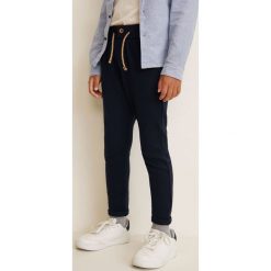 Mango Kids - Spodnie dziecięce Button 110-164 cm. Spodnie materiałowe dla chłopców marki Mango Kids. Za 79.90 zł.