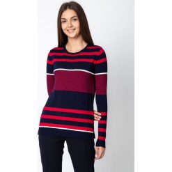 Granatowy sweter w czerwone pasy QUIOSQUE. Czerwone swetry damskie QUIOSQUE, ze skóry, z klasycznym kołnierzykiem. W wyprzedaży za 99.99 zł.