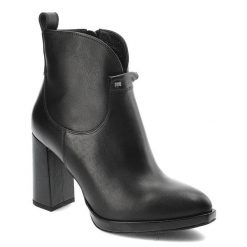 Czarne Botki Karino Modne Buty Damskie. Czarne botki damskie Karino, na jesień, z materiału, biznesowe, bez obcasa, na obcasie, bez zapięcia. Za 359.00 zł.